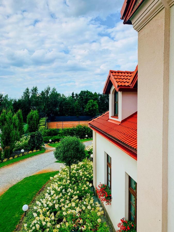 Dwor Karwacz Bed & Breakfast Пшасниш Екстериор снимка