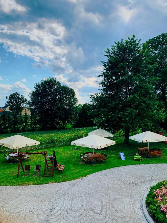 Dwor Karwacz Bed & Breakfast Пшасниш Екстериор снимка