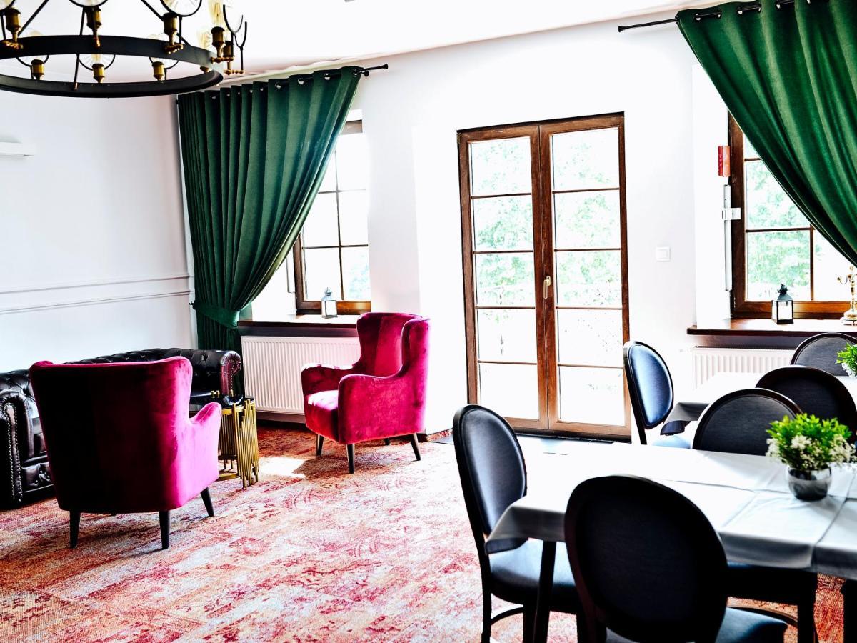 Dwor Karwacz Bed & Breakfast Пшасниш Екстериор снимка