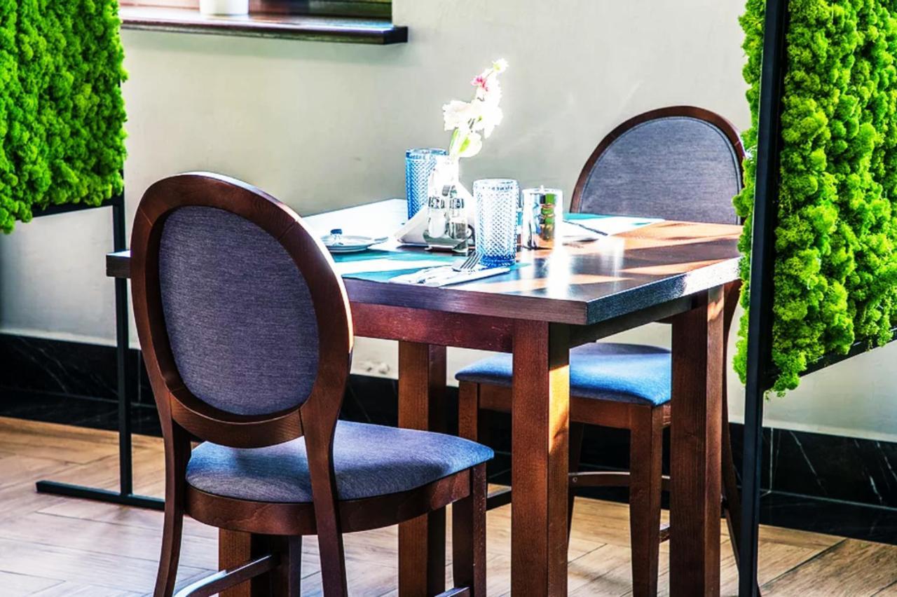 Dwor Karwacz Bed & Breakfast Пшасниш Екстериор снимка
